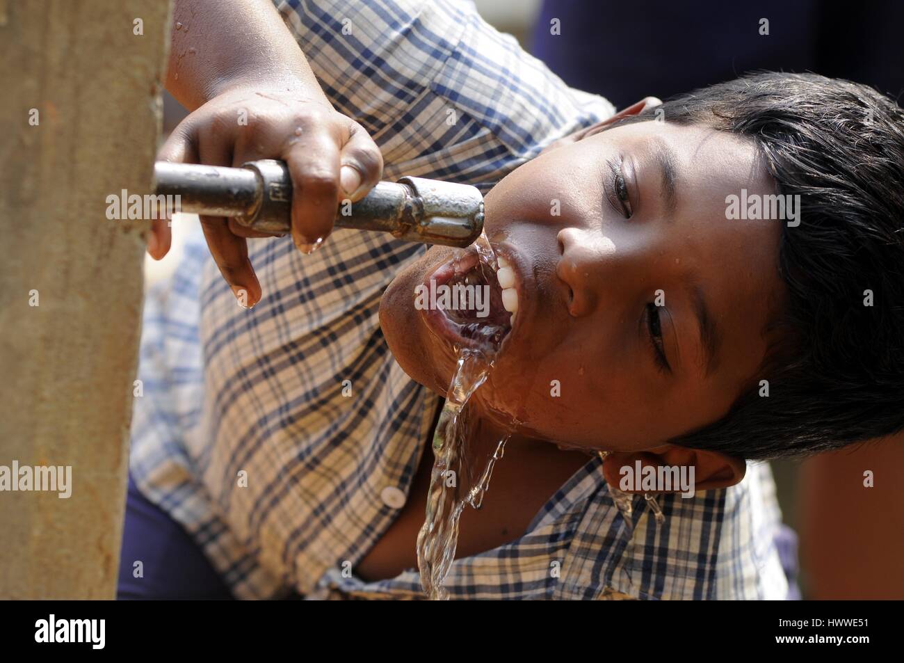 Weltwassertag in Indien - 21.03.2017 - Indien / Tripura / Agartala - eine indische Schulkinder Getränke Wasser aus einer Wasserleitung am Vorabend des internationalen Tag des Wassers am Raimura Dorf, am Stadtrand von Agartala, die Hauptstadt des nordöstlichen Bundesstaates Tripura am 21. März 2017. World Water Day wird jährlich am 22. März beobachtet.   -Abhisek Saha / Le Pictorium Stockfoto