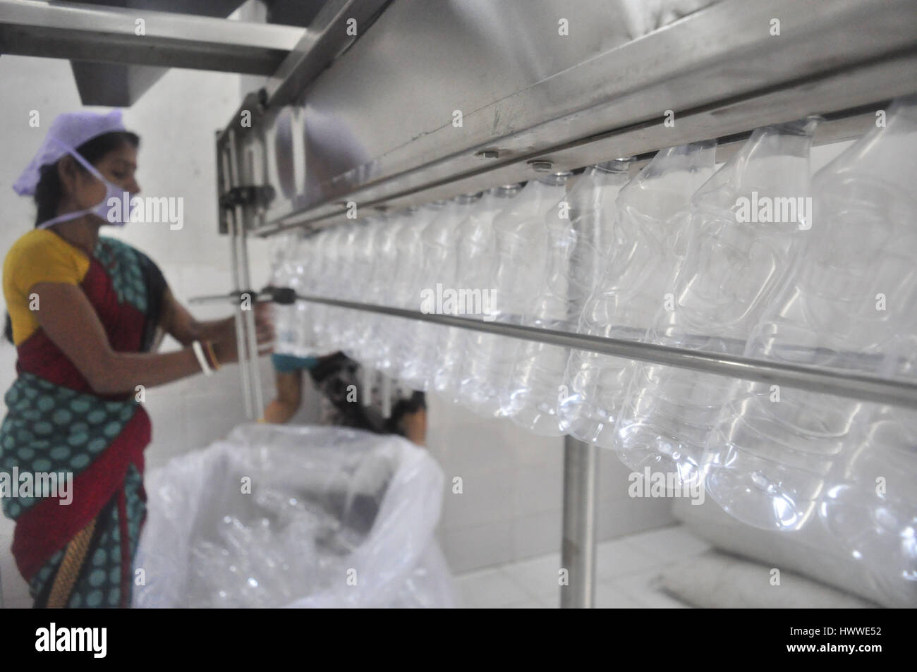 Weltwassertag in Indien - 22.03.2017 - Indien / Tripura / Agartala - Leute arbeiten an einer Packwadge Trinkwasser-Fabrik auf dem World Water Day in Agartala, Hauptstadt des nordöstlichen Bundesstaates Tripura.                                                              Weltwassertag darum am 22. März jedes Jahr Maßnahmen ergreifen, um die Wasserkrise zu bewältigen. Heute gibt es über 663 Millionen Menschen leben, ohne eine sichere Wasserversorgung in der Nähe von Haus, verbringen unzählige Stunden Schlange oder trekking zum weit entfernten Quellen und Umgang mit den gesundheitlichen Auswirkungen der Verwendung von verunreinigten Wassers.   -Abhisek Stockfoto