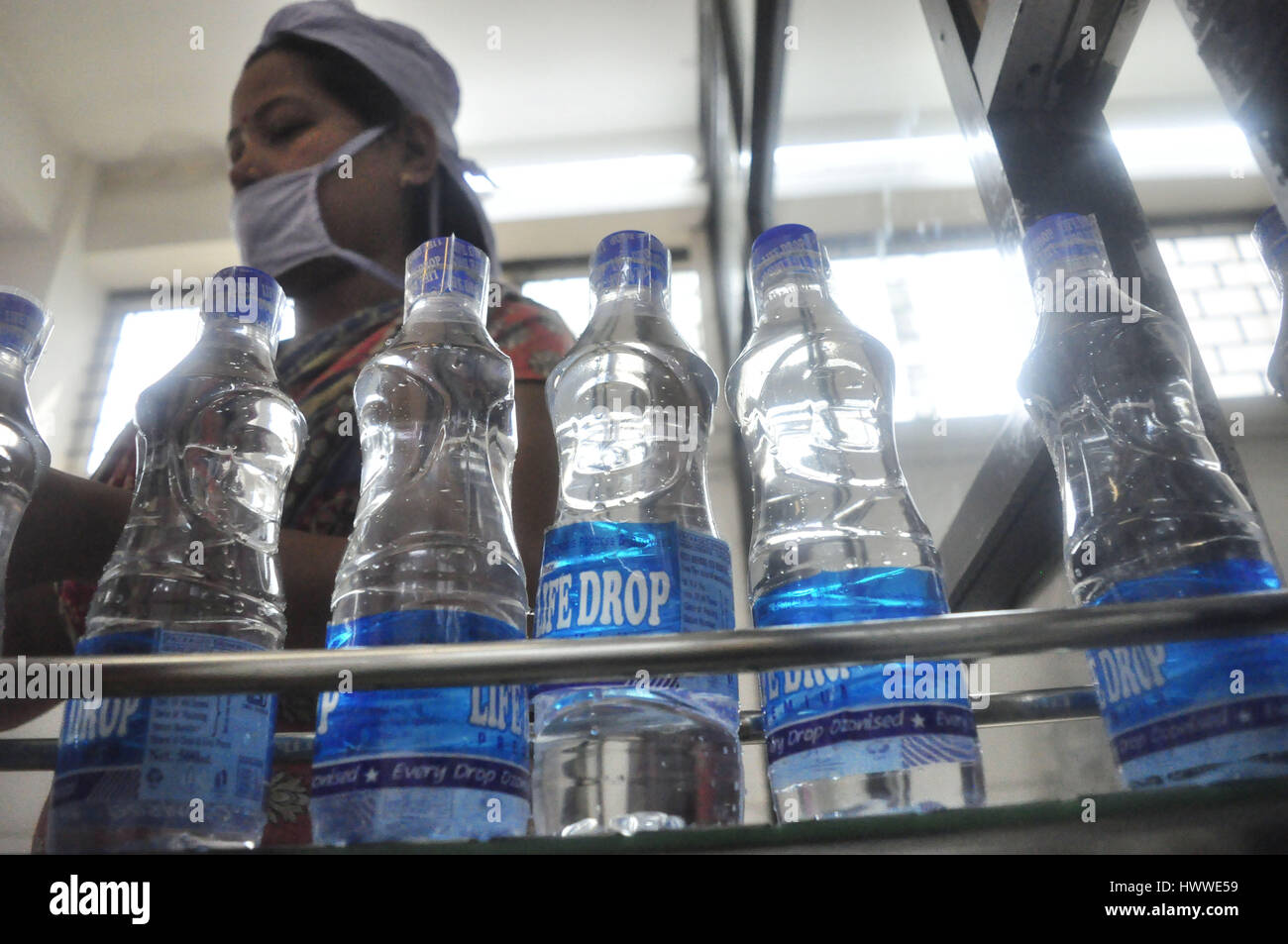 Weltwassertag in Indien - 22.03.2017 - Indien / Tripura / Agartala - Leute arbeiten an einer Packwadge Trinkwasser-Fabrik auf dem World Water Day in Agartala, Hauptstadt des nordöstlichen Bundesstaates Tripura.                                                              Weltwassertag darum am 22. März jedes Jahr Maßnahmen ergreifen, um die Wasserkrise zu bewältigen. Heute gibt es über 663 Millionen Menschen leben, ohne eine sichere Wasserversorgung in der Nähe von Haus, verbringen unzählige Stunden Schlange oder trekking zum weit entfernten Quellen und Umgang mit den gesundheitlichen Auswirkungen der Verwendung von verunreinigten Wassers.   -Abhisek Stockfoto