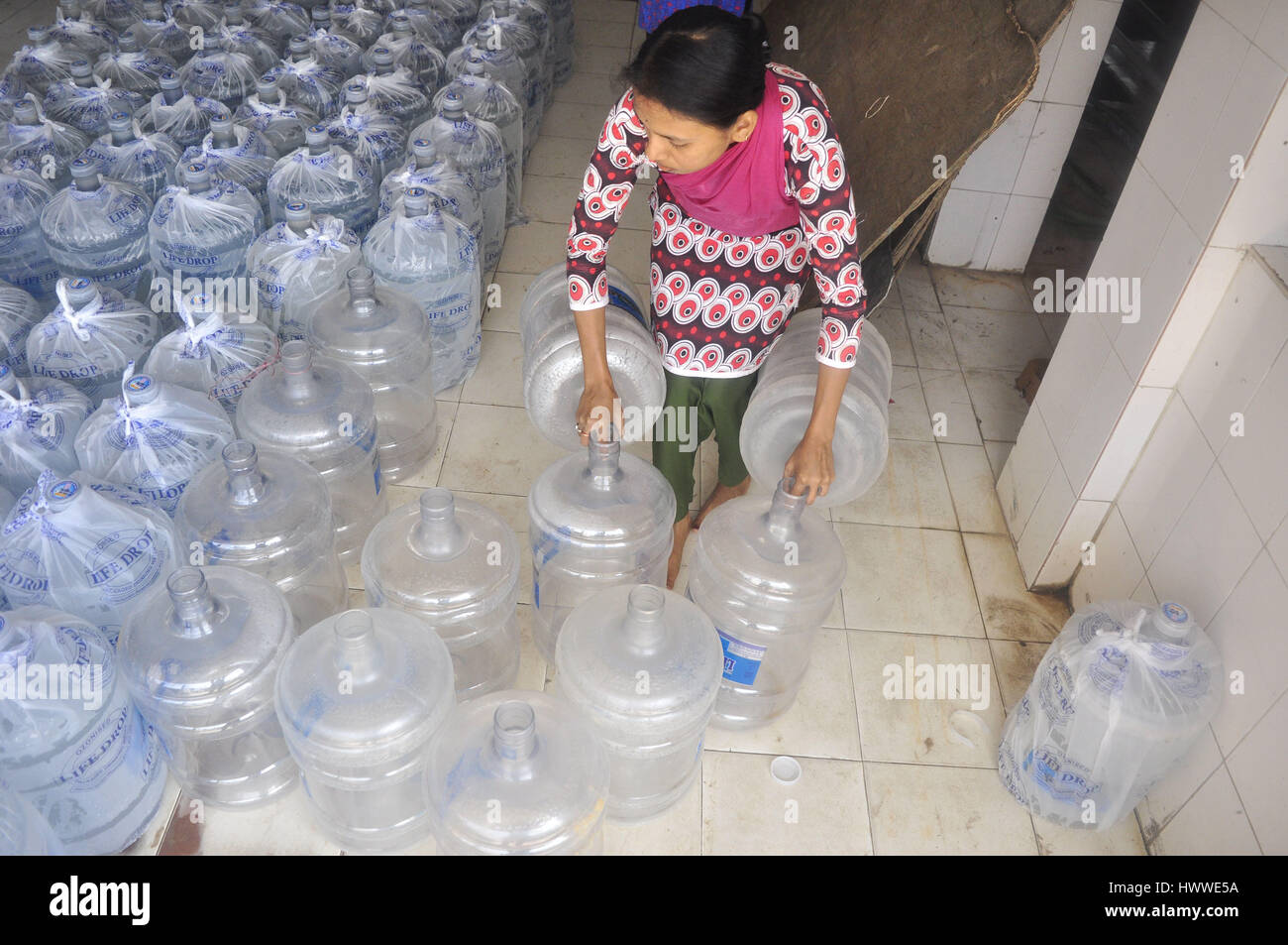 Weltwassertag in Indien - 22.03.2017 - Indien / Tripura / Agartala - Leute arbeiten an einer Packwadge Trinkwasser-Fabrik auf dem World Water Day in Agartala, Hauptstadt des nordöstlichen Bundesstaates Tripura.                                                              Weltwassertag darum am 22. März jedes Jahr Maßnahmen ergreifen, um die Wasserkrise zu bewältigen. Heute gibt es über 663 Millionen Menschen leben, ohne eine sichere Wasserversorgung in der Nähe von Haus, verbringen unzählige Stunden Schlange oder trekking zum weit entfernten Quellen und Umgang mit den gesundheitlichen Auswirkungen der Verwendung von verunreinigten Wassers.   -Abhisek Stockfoto