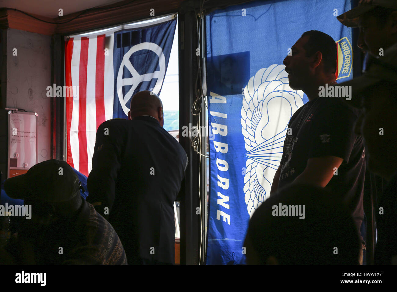 18. März 2017 - hält Tijuana, Baja California, Mexiko - HECTOR BARAJAS, links, ein Auge für ein Motorradclub, die momentan von Los Angeles Samstag am Bunker in Tijuana ankommen sollte... Eine Versammlung von etwa 20 Veteranen Leben in Tijuana, die Niederlassungen des US-Militärs gekämpft und deportiert begrüßte nach aus dem Dienst entlassen wird Unterstützer Samstag ihre '' Bunker'' Außenposten. Ein Vertreter von Arizona Kongressabgeordnete RUBEN GALLEGO "Büro war es, den Gesetzesentwurf zu lesen Freitag durch den Kongressabgeordneten bringen die Deportierten Veteranen zurück nach Amerika. Ein moto Stockfoto