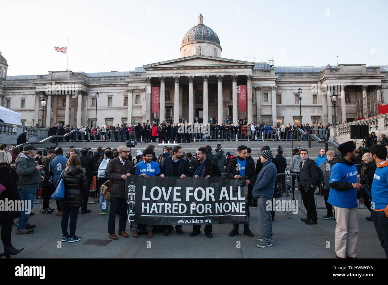 London, UK. 23. März 2017. Mitglieder der muslimischen Bevölkerung Großbritanniens stehen mit einer Liebe für alle Banner auf dem Trafalgar Square im Vorfeld eine Mahnwache für die Opfer des Terrors der gestrigen Angriff auf Westminster Bridge und der Palace of Westminster. Bildnachweis: Mark Kerrison/Alamy Live-Nachrichten Stockfoto