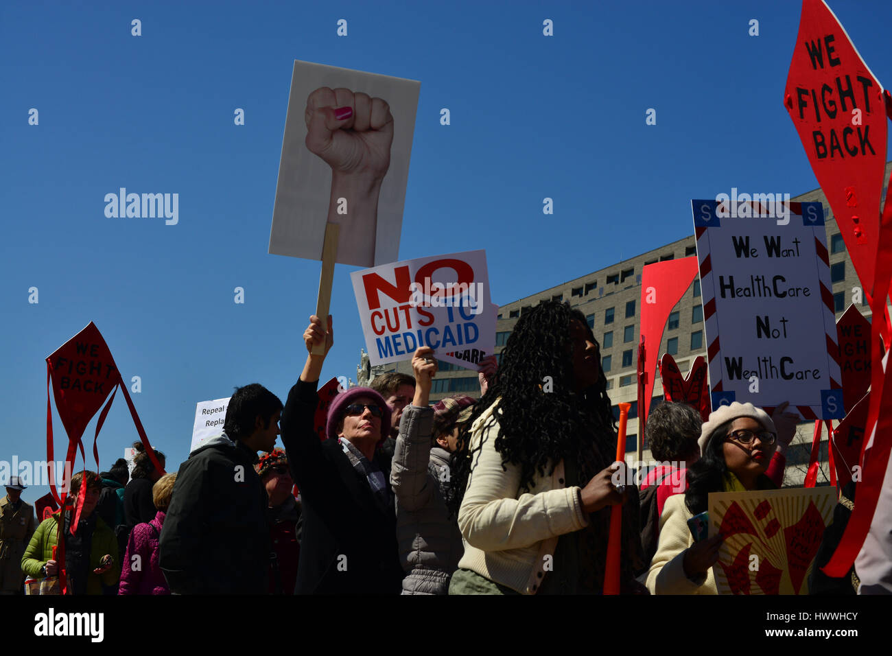 Washington, District Of Columbia, USA. 23. März 2017. Hunderte marschieren um zu protestieren, die Pläne von den Republikanern, die bezahlbare Pflege Act, Obamacare in Washington, DC Donnerstag aufzuheben. Haus-Führer verschob die Abstimmung. Bildnachweis: Miguel Juarez Lugo/ZUMA Draht/Alamy Live-Nachrichten Stockfoto