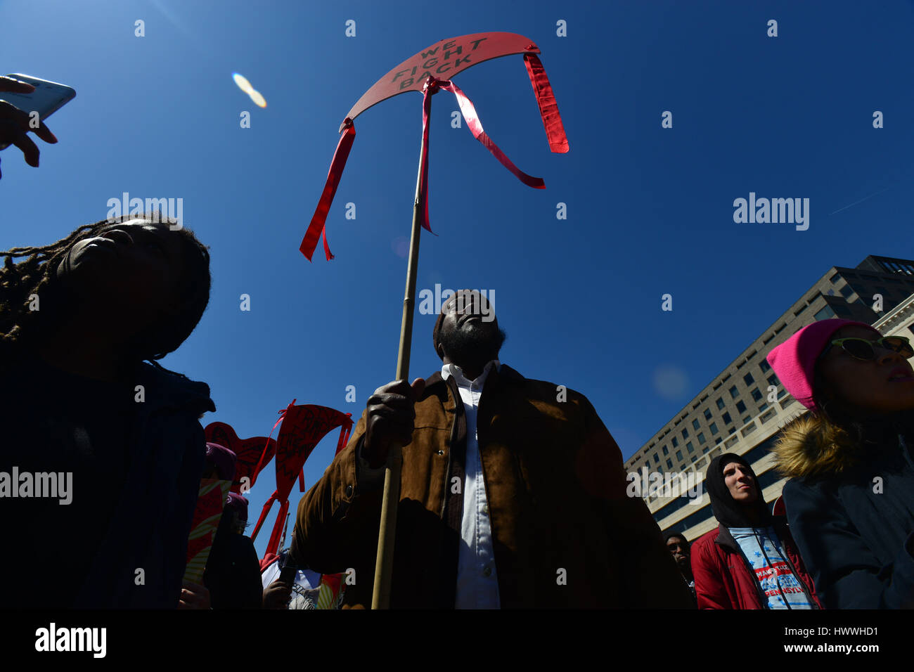 Washington, District Of Columbia, USA. 23. März 2017. Hunderte marschieren um zu protestieren, die Pläne von den Republikanern, die bezahlbare Pflege Act, Obamacare in Washington, DC Donnerstag aufzuheben. Haus-Führer verschob die Abstimmung. Bildnachweis: Miguel Juarez Lugo/ZUMA Draht/Alamy Live-Nachrichten Stockfoto