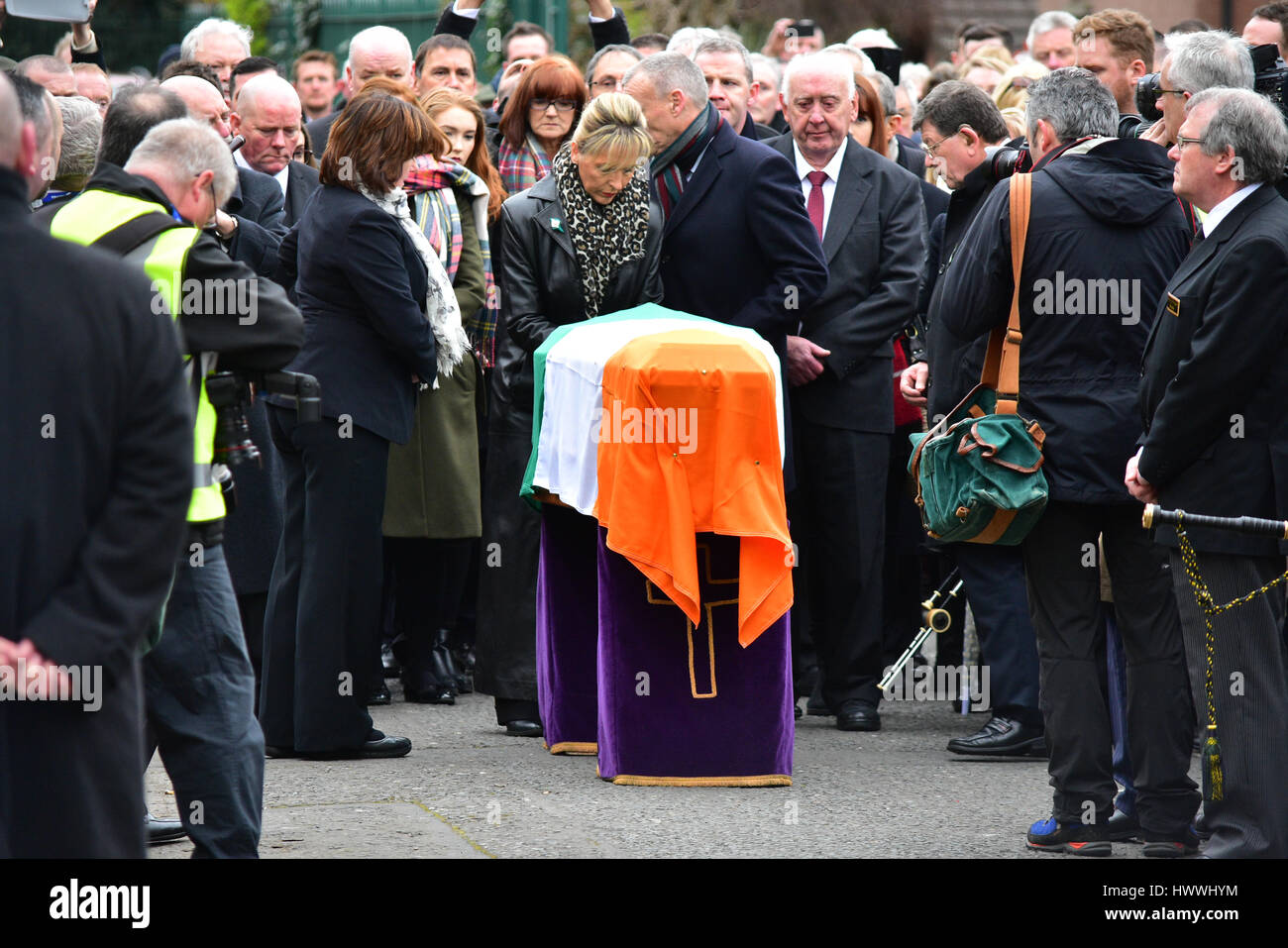 Derry, Nordirland. 23. März 2017. MEP Martina Anderson behebt eine irische Flagge auf den Sarg des Sinn Féins Martin McGuinness in Derry: Mark Winter/Alamy Live News Stockfoto