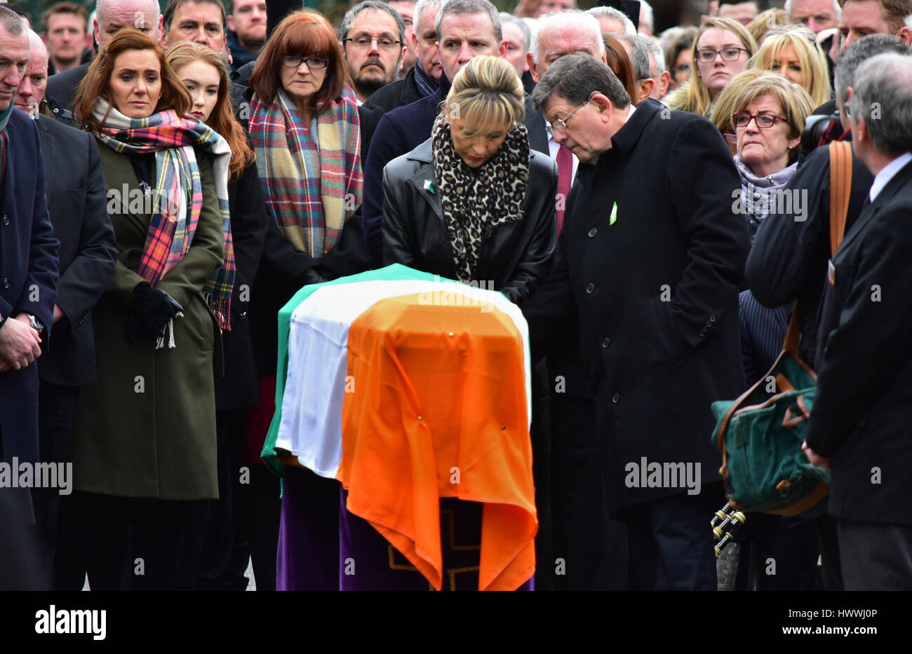 Derry, Nordirland. 23. März 2017. MEP Martina Anderson behebt eine irische Flagge auf den Sarg des Sinn Féins Martin McGuinness in Derry: Mark Winter/Alamy Live News Stockfoto