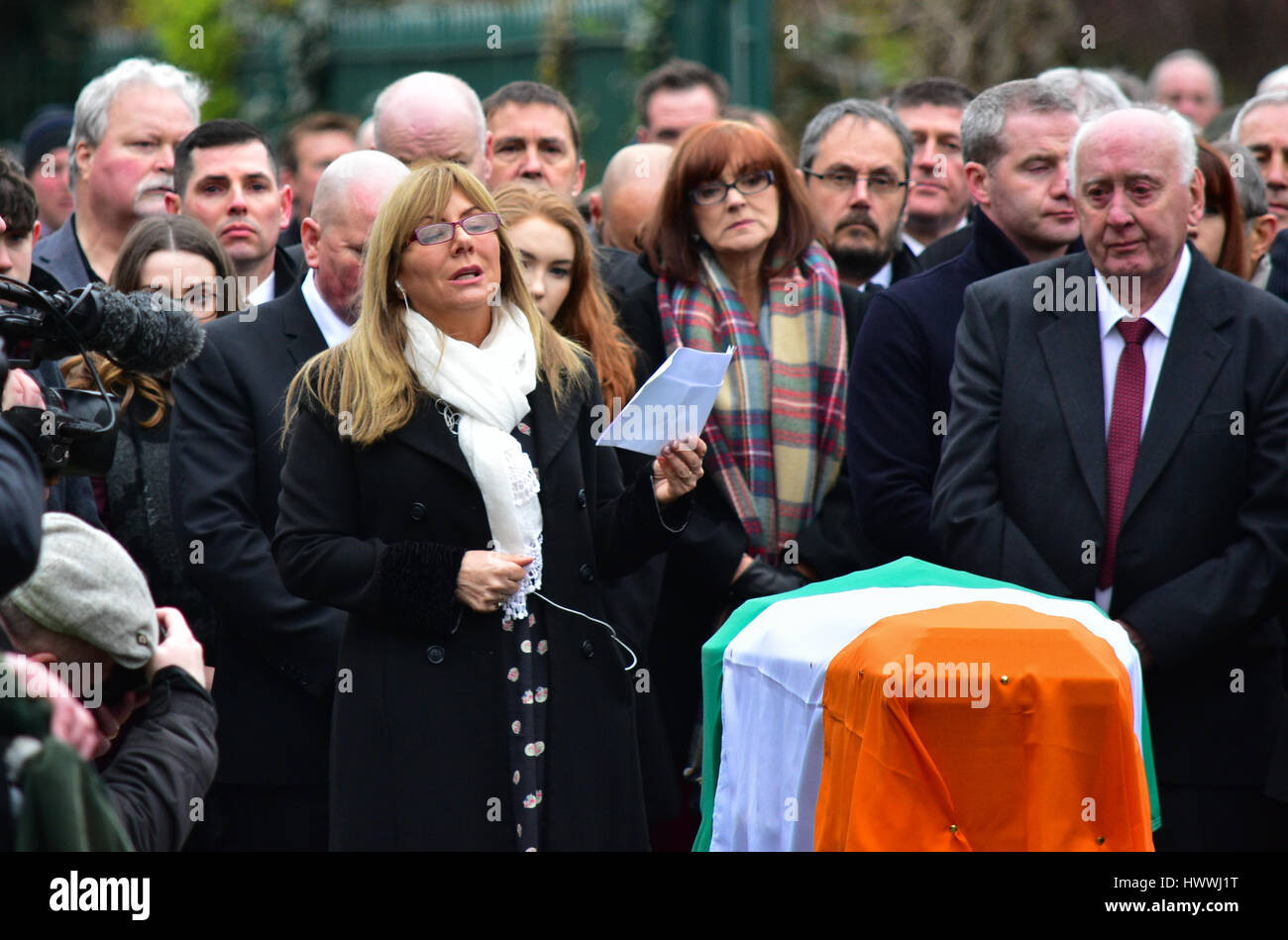 Derry, Nordirland. 23. März 2017. Irische Sängerin Frances Black singt über den Sarg des Sinn Féins Martin McGuinness in Derry vor einem Gottesdienst: Mark Winter/Alamy Live News Stockfoto