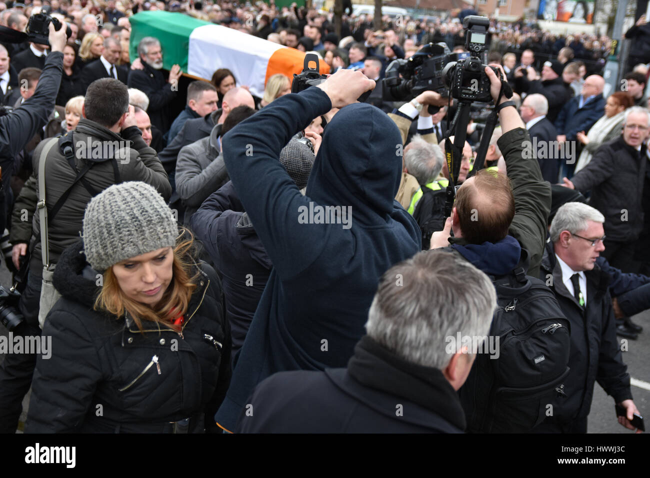 Derry, Nordirland. 23. März 2017. Medien zu drängeln, um einen Schuss von Gerry Adams, Mary Lou MacDonald und Michelle O'Neill tragen den Sarg des Sinn Féins Martin McGuinness in Derry: Mark Winter/Alamy Live News Stockfoto