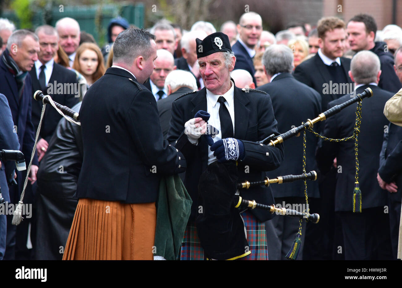 Derry, Nordirland. 23. März 2017. Pfeifer bei der Beerdigung von Sinn Féins Martin McGuinness in Derry: Mark Winter/Alamy Live-Nachrichten Stockfoto