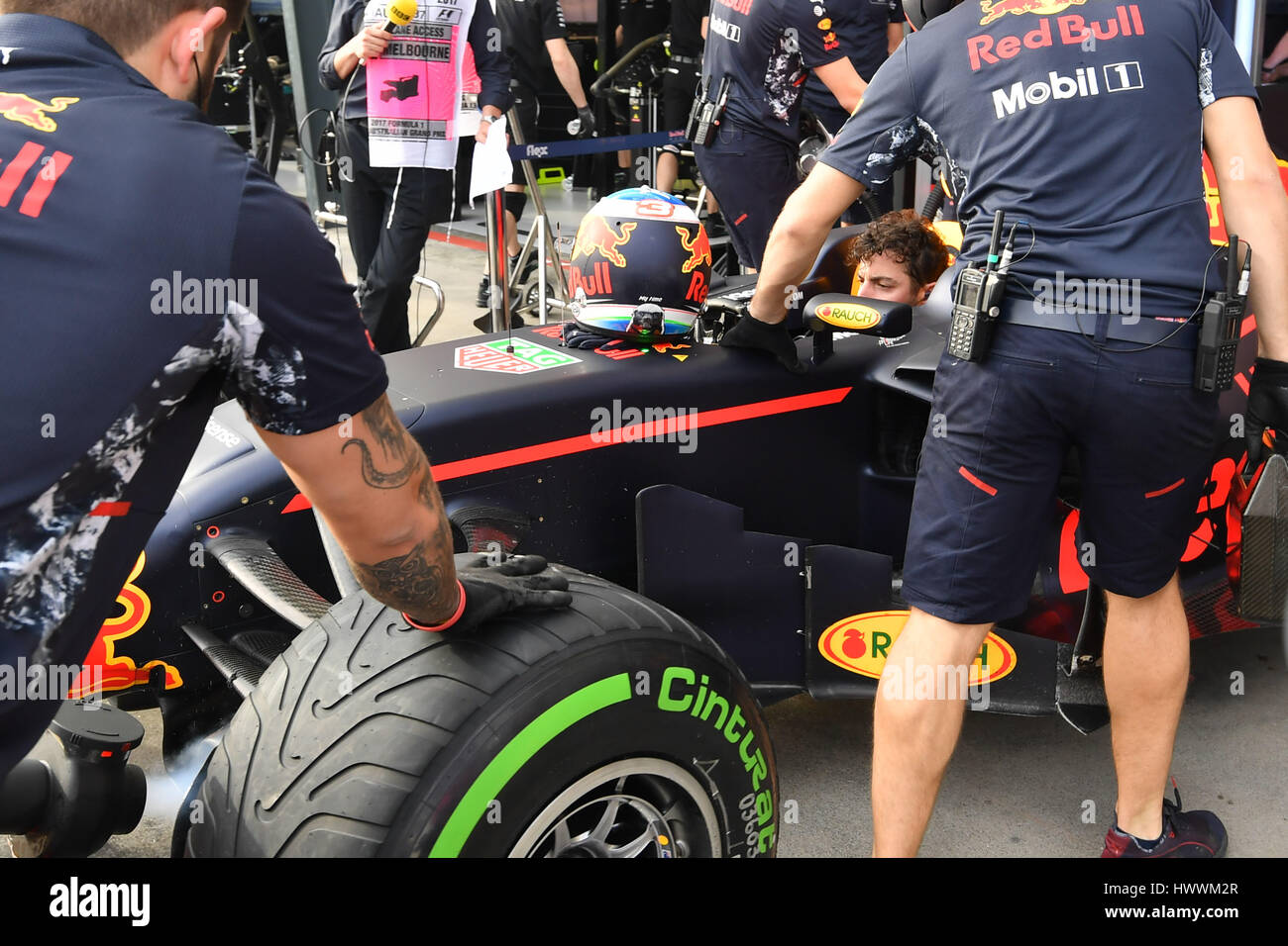 Albert Park, Melbourne, Australien. 24. März 2017. Daniel Ricciardo (AUS) #3 vom Red Bull Racing Team beendet seine Übungsbeispiel zwei an die 2017 Australian Formula One Grand Prix im Albert Park in Melbourne, Australien. Sydney Low/Cal Sport Media/Alamy Live-Nachrichten Stockfoto