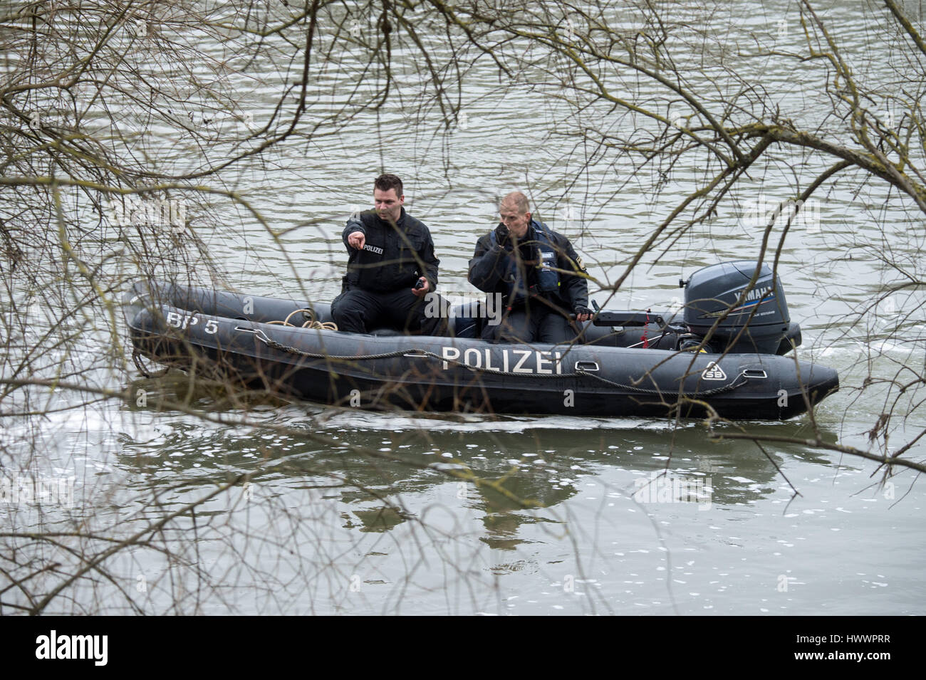 Regensburg, Deutschland. 24. März 2017. Polizisten suchen nach der fehlenden Schüler Malina K. auf der Donau in Regensburg, Deutschland, 24. März 2017. Der 20 jährige Student vermisst auf dem Heimweg von einer Party im Kulturzentrum am Sonntagmorgen. Foto: Armin Weigel/Dpa/Alamy Live-Nachrichten Stockfoto