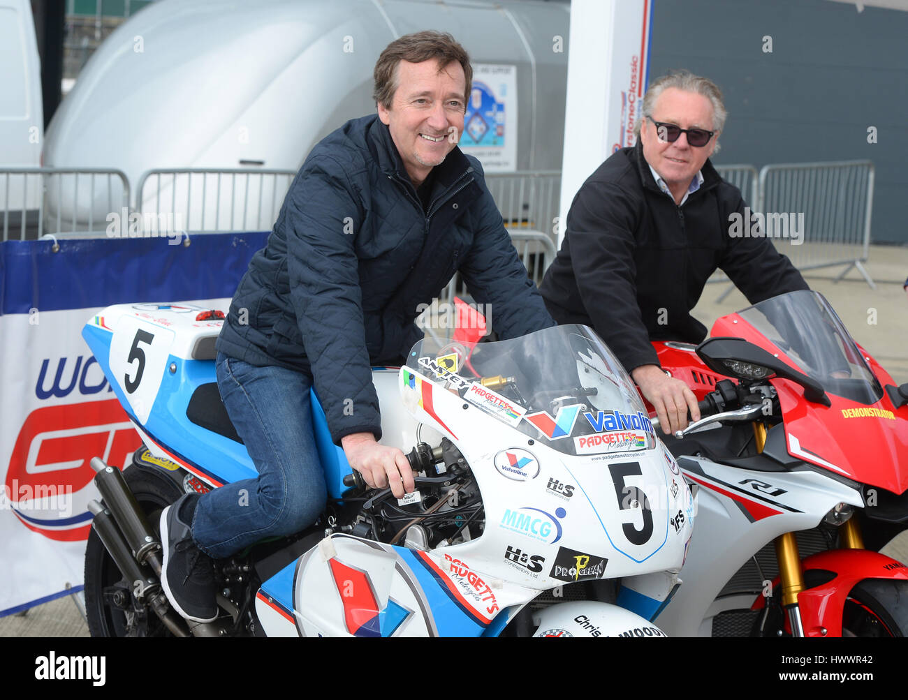 Silverstone Circuit, Northamptonshire, UK. 23. März 2017. Motorrad-Buletten Freddie Spencer (links) und Wayne Gardner auf ihre Fahrräder auf dem klassischen Medien Siverstone Tag Silverstone Circuit, Northamptonshire, UK. Bildnachweis: Denis Kennedy/Alamy Live-Nachrichten Stockfoto