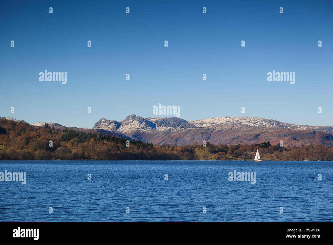 Lake Windermere mit Langdale Pikes entstaubt im Schnee. Stockfoto