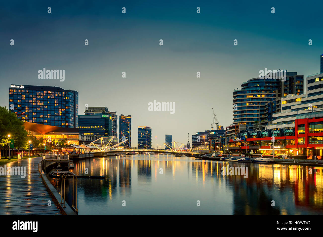 Melbourne, Australien - 27. Dezember 2016: Melbourne Citylights und Yarra River bei Nacht gesehen von Southbank Stockfoto