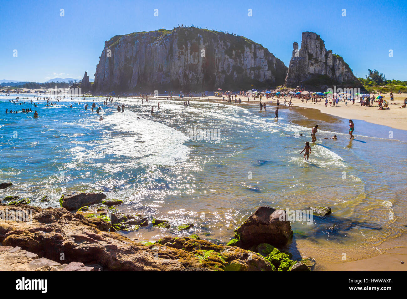 Sonnigen Tag am Strand. Sehr heiß und Leute, die Spaß. Stockfoto