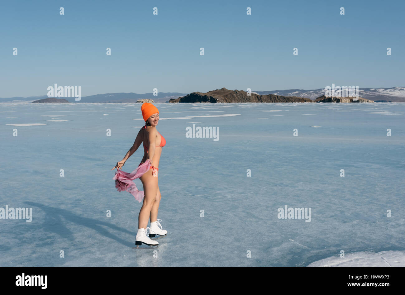 Mädchen Extremsport in einem Badeanzug auf Eislaufen. Stockfoto