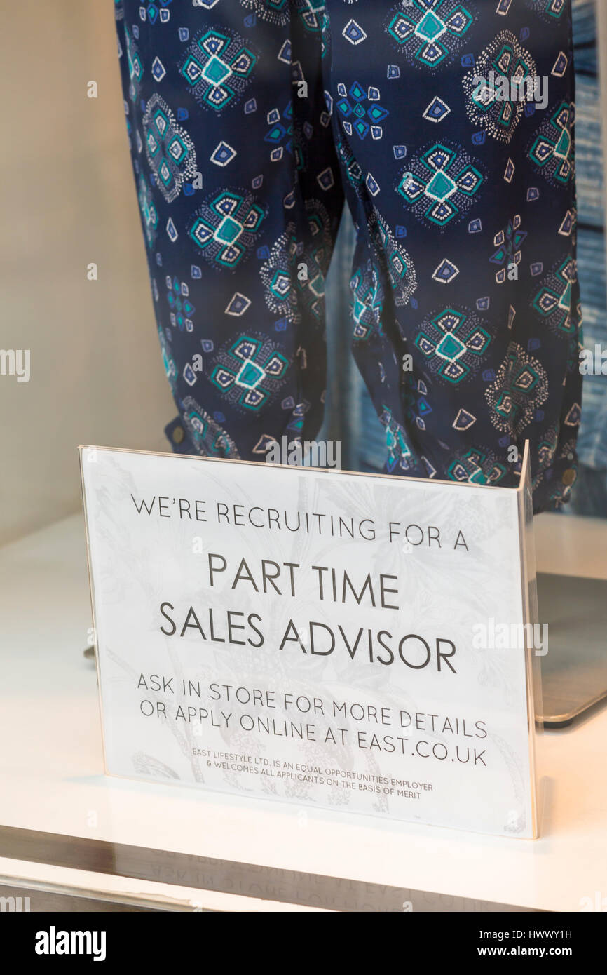 Wir sind recruiting für eine Teilzeit-Verkaufsberater erfragen Sie mehr Details im Store oder gelten Online-Zeichen im Osten Bekleidungsgeschäft in Cirencester im März Stockfoto