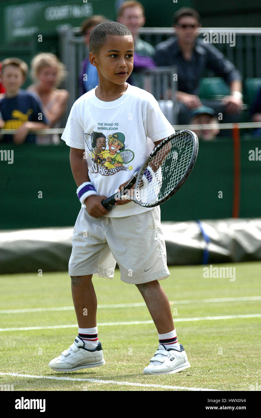 Kinder spielen TENNIS WIMBLEDON CHAMPIONSHIPS WIMBLEDON WIMBLEDON LONDON 29. Juni 2002 Stockfoto