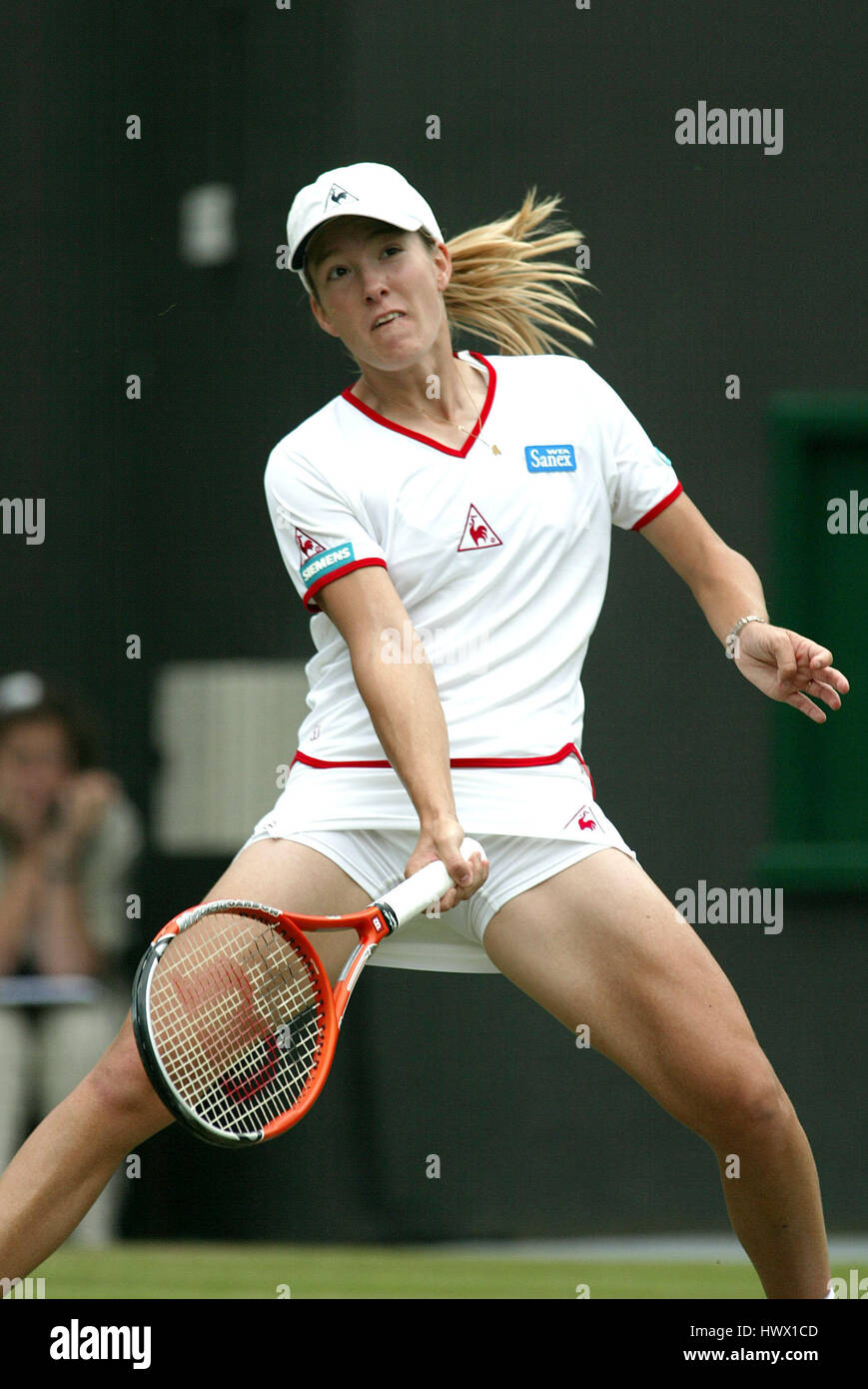 JUSTINE HENIN WIMBLEDON CHAMPIONSHIPS WIMBLEDON WIMBLEDON LONDON 25. Juni 2002 Stockfoto