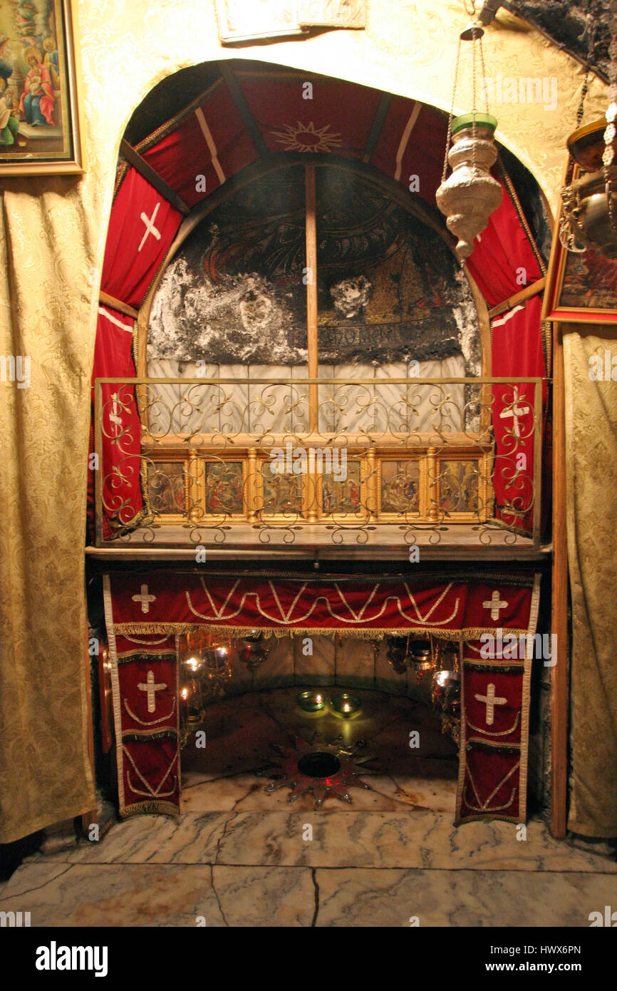 Ein Silber-Sternchen kennzeichnet die traditionellen Ort der Geburt Jesu in einer Grotte unter Bethlehems-Kirche der Geburtskirche Bethlehem Stockfoto