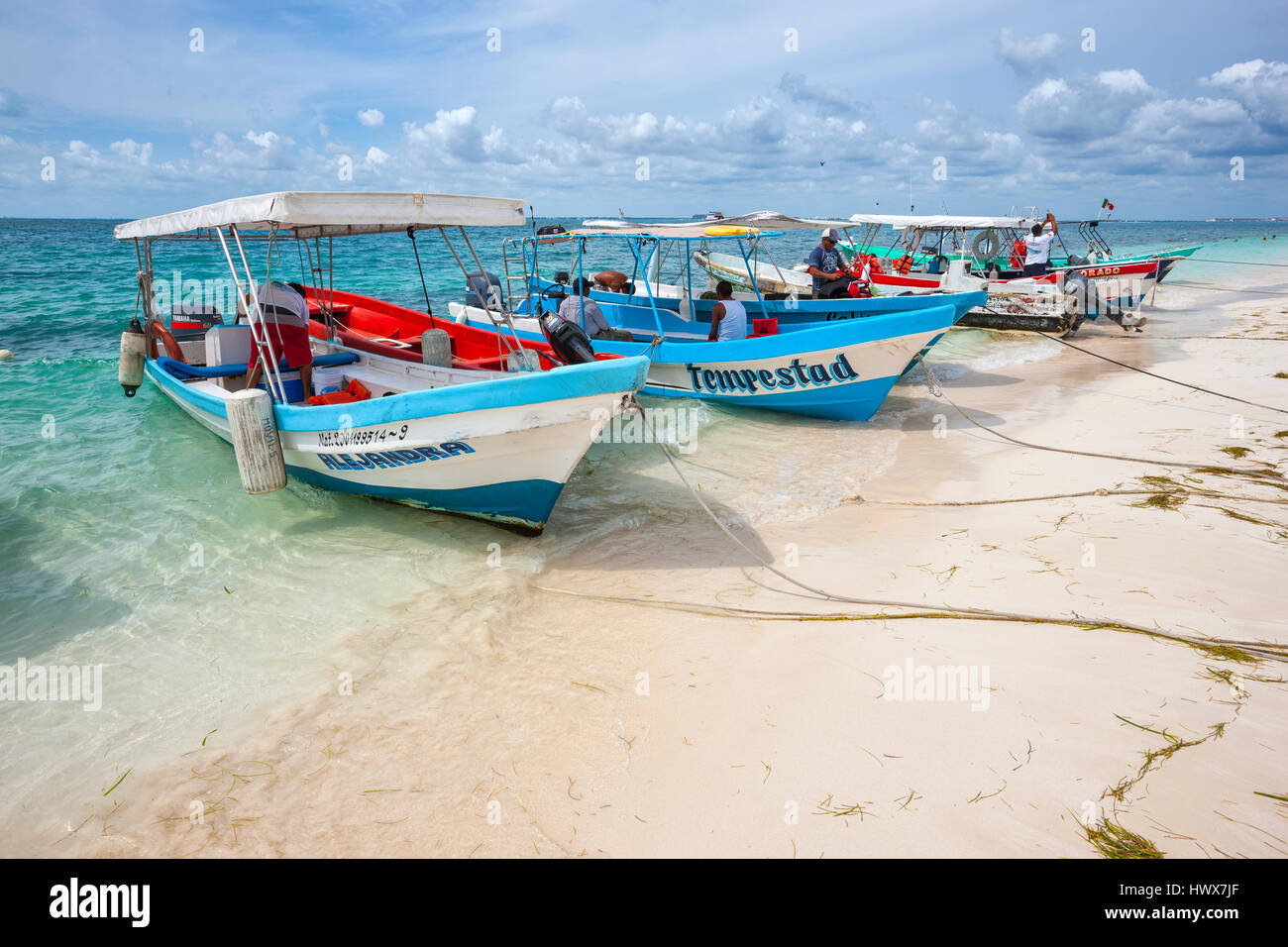 Angelboote/Fischerboote am Sand Strand auf der Isla Mujeres in Mexiko Stockfoto