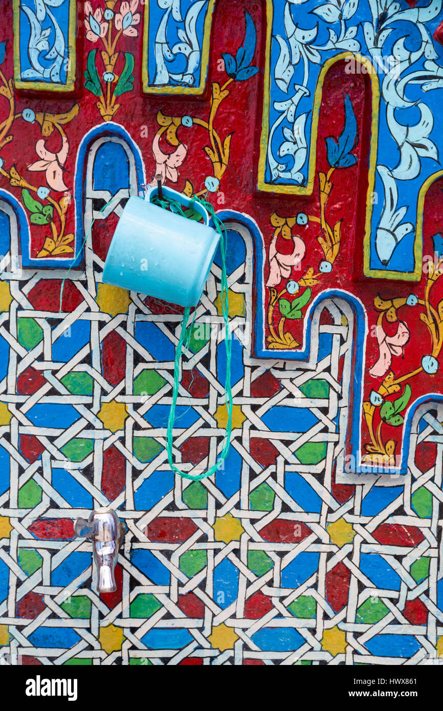 Chefchaouen, Marokko.  Öffentlichen Wasserhahn in der Medina mit floralen und geometrischen Motiven verziert. Stockfoto