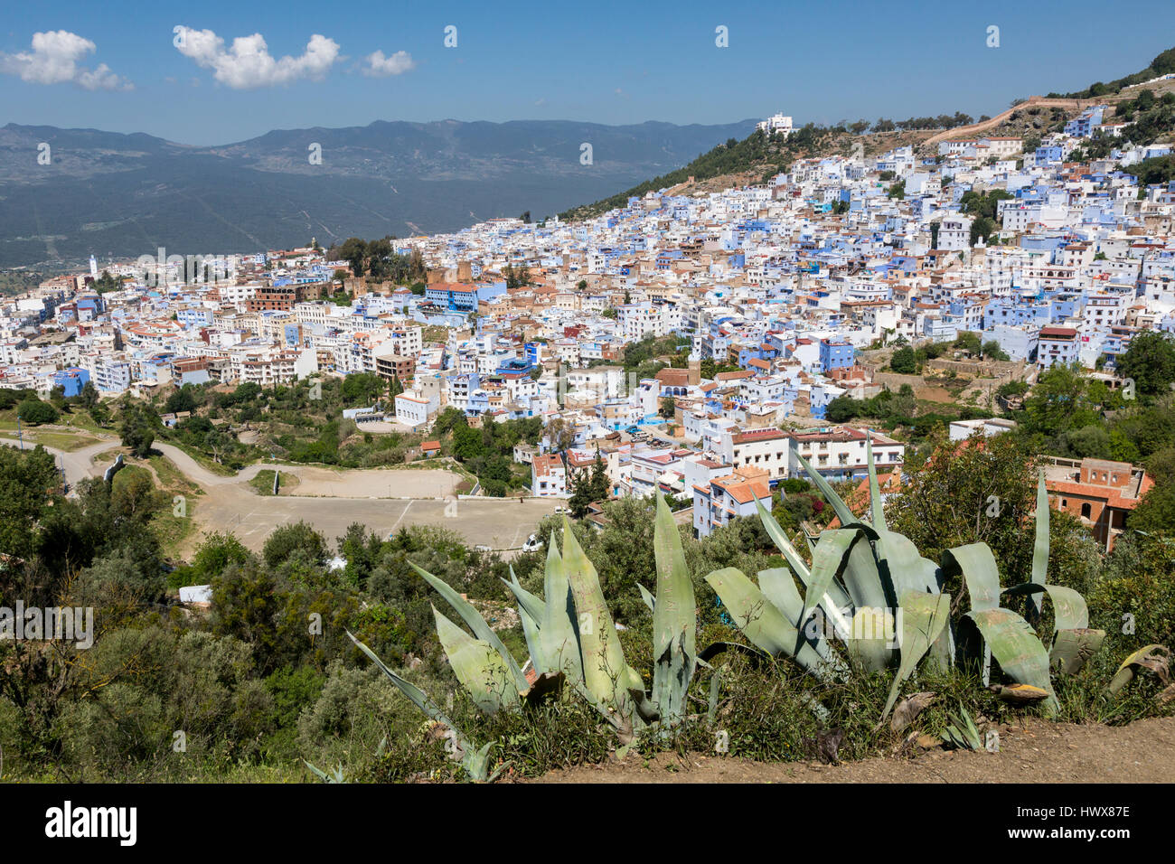 Chefchaouen, Marokko.  Blick auf die Stadt aus der Weg führt in die "spanische Moschee."  Rif-Gebirge im Hintergrund. Stockfoto