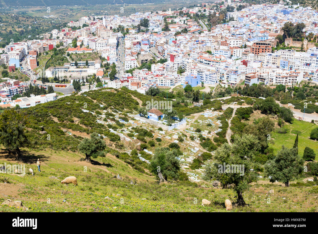 Chefchaouen, Marokko.  Blick auf die Stadt von der "spanischen Moschee." Stockfoto