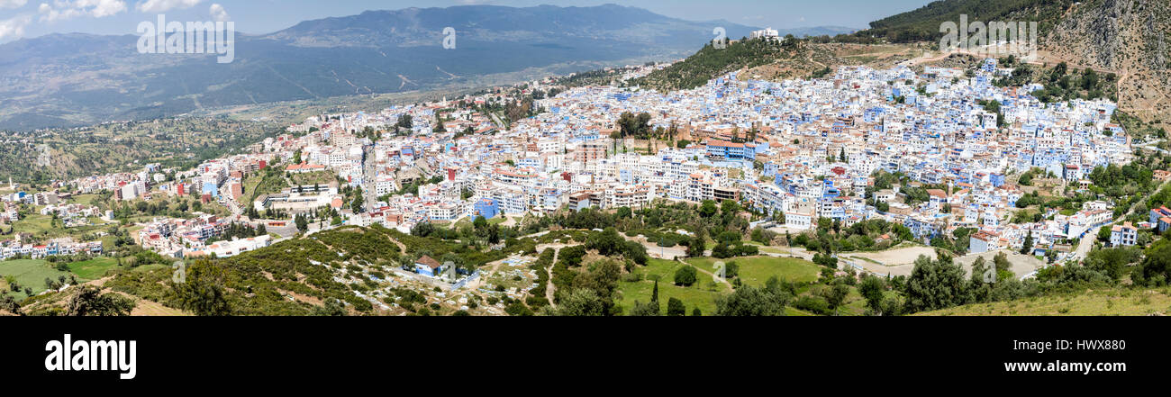 Chefchaouen, Marokko.  Blick auf die Stadt von der "spanischen Moschee."  Rif-Gebirge in der Ferne. Stockfoto