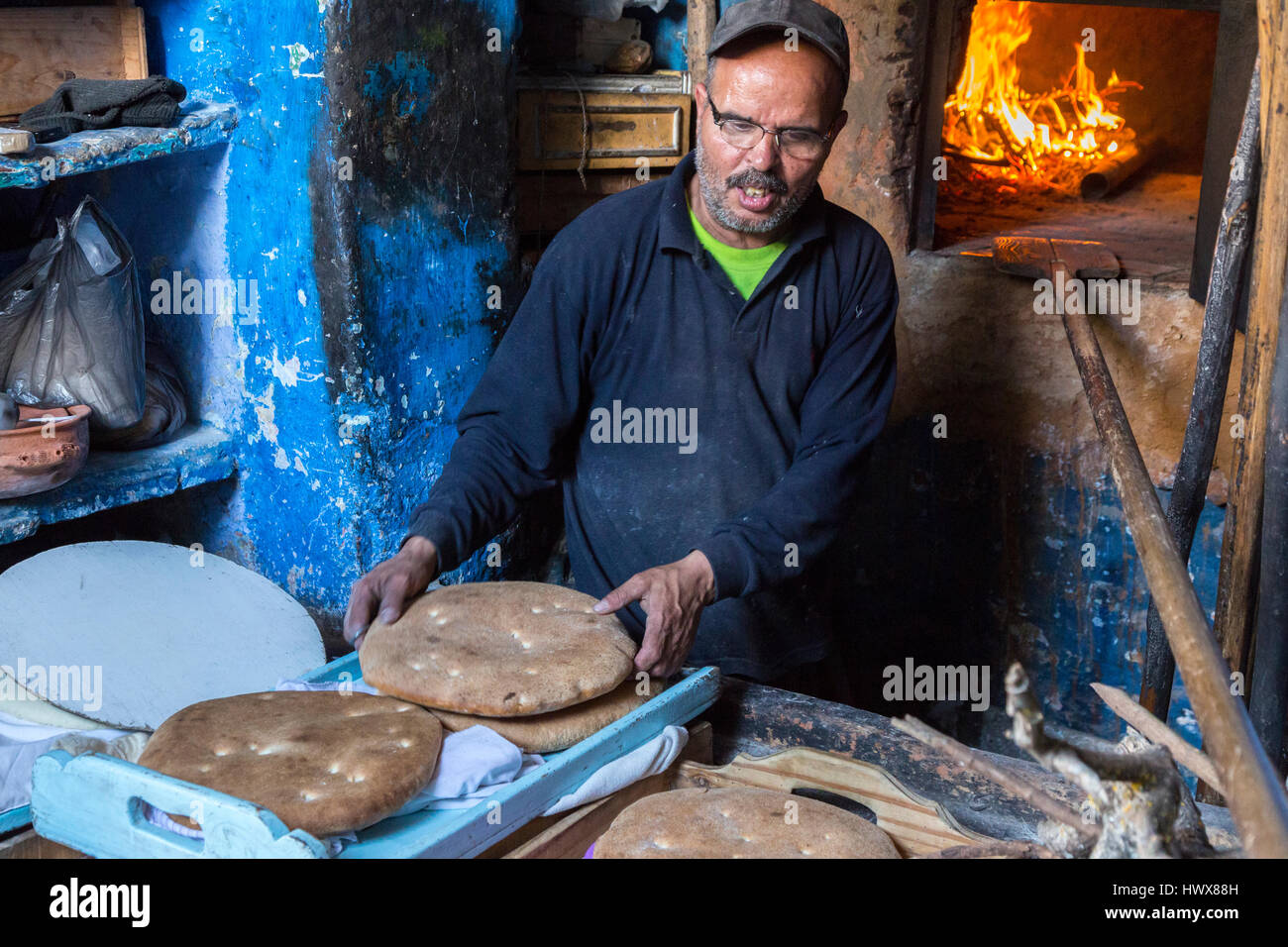 Chefchaouen, Marokko.  Bäcker bei der Arbeit in seiner Bäckerei. Stockfoto