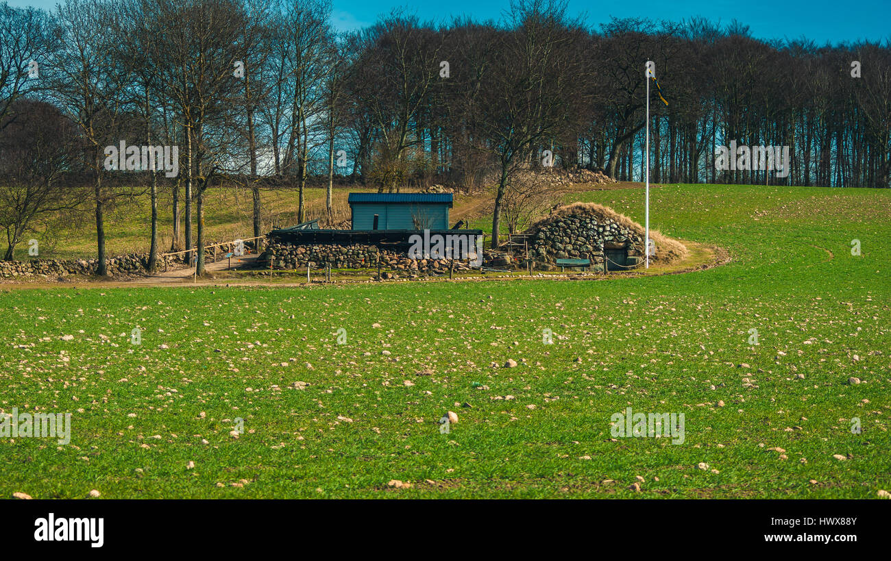 Grün Feld gleichen Haus aus Stein Stockfoto