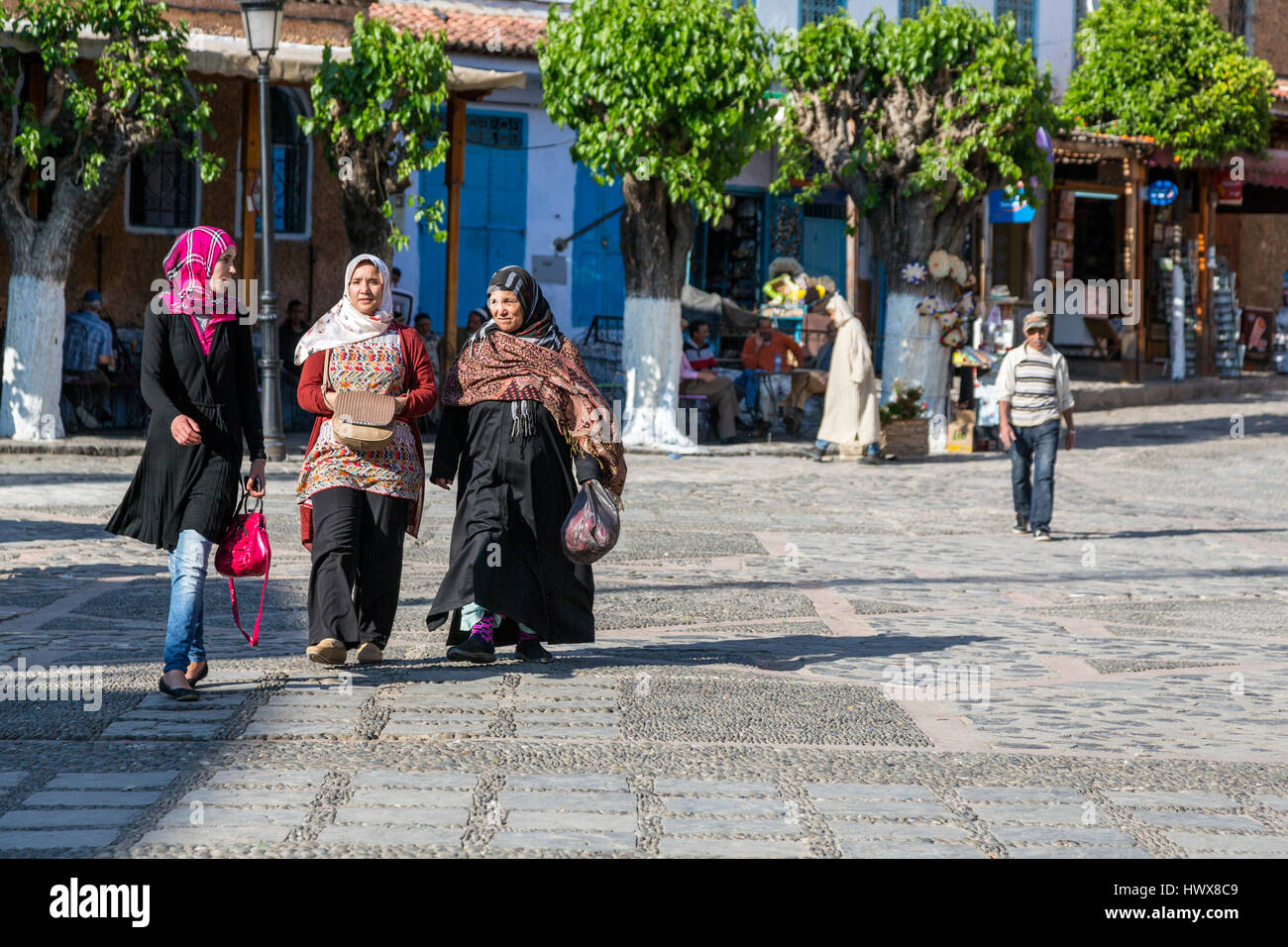 Chefchaouen, Marokko.  Damen Kleidungsstile von Generation, jungen, mittleren und älteren. Stockfoto