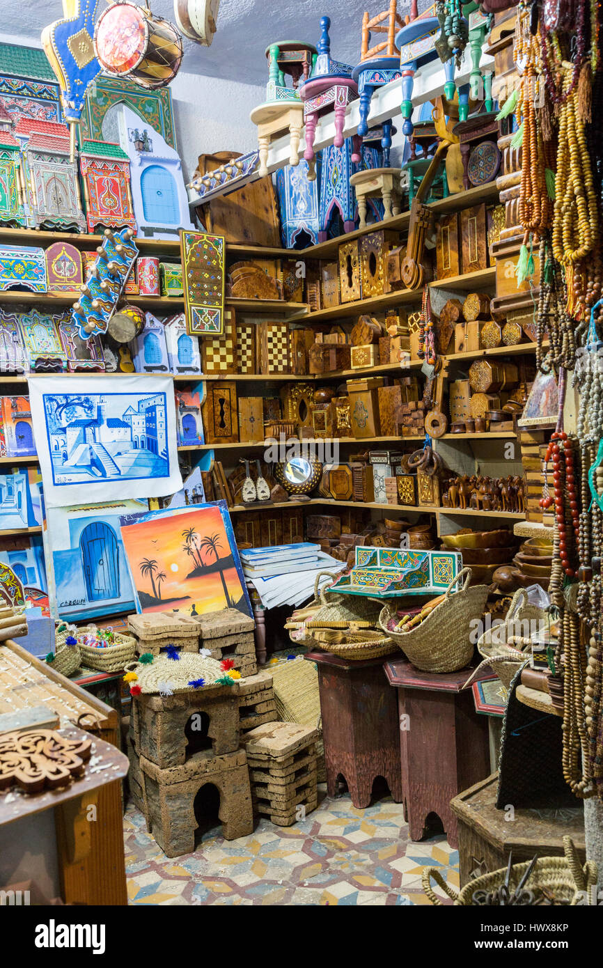 Chefchaouen, Marokko.  Woodworkers Shop Verkauf von Boxen, Hocker und verschiedene Dekorationsartikel. Stockfoto