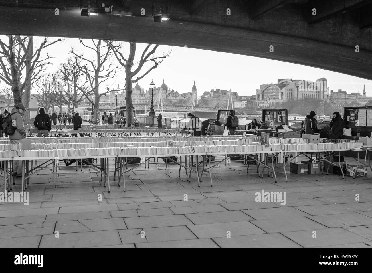 Leute, zweiter hand Bücher über Stände zum Verkauf unter Waterloo Bridge auf der South Bank, London, UK. Stockfoto