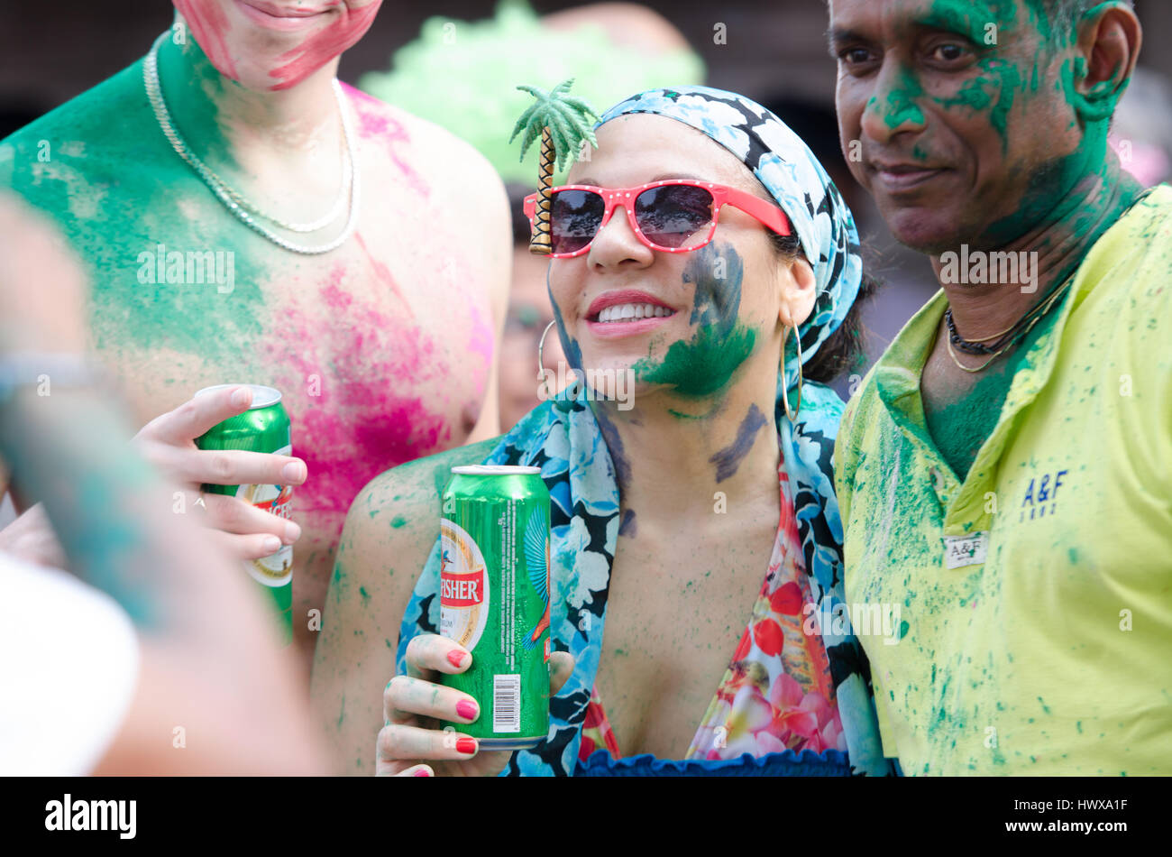 Karneval von Goa, Indien 25. Februar 2017. Grand Parade, Tanz in den Straßen, Bier, farbige Schwimmer mit einem Regenbogen von Blumen, Federn und Masken. Stockfoto