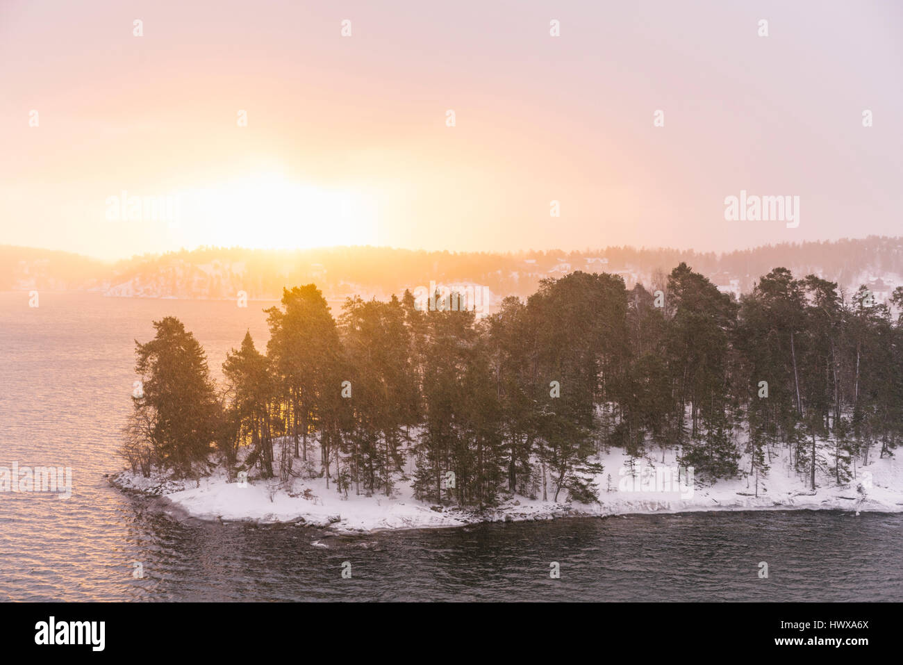 Winterliche in Schweden und eine Insel ist die Stockholmer Schären, von einer Fähre aus gesehen. Stockfoto