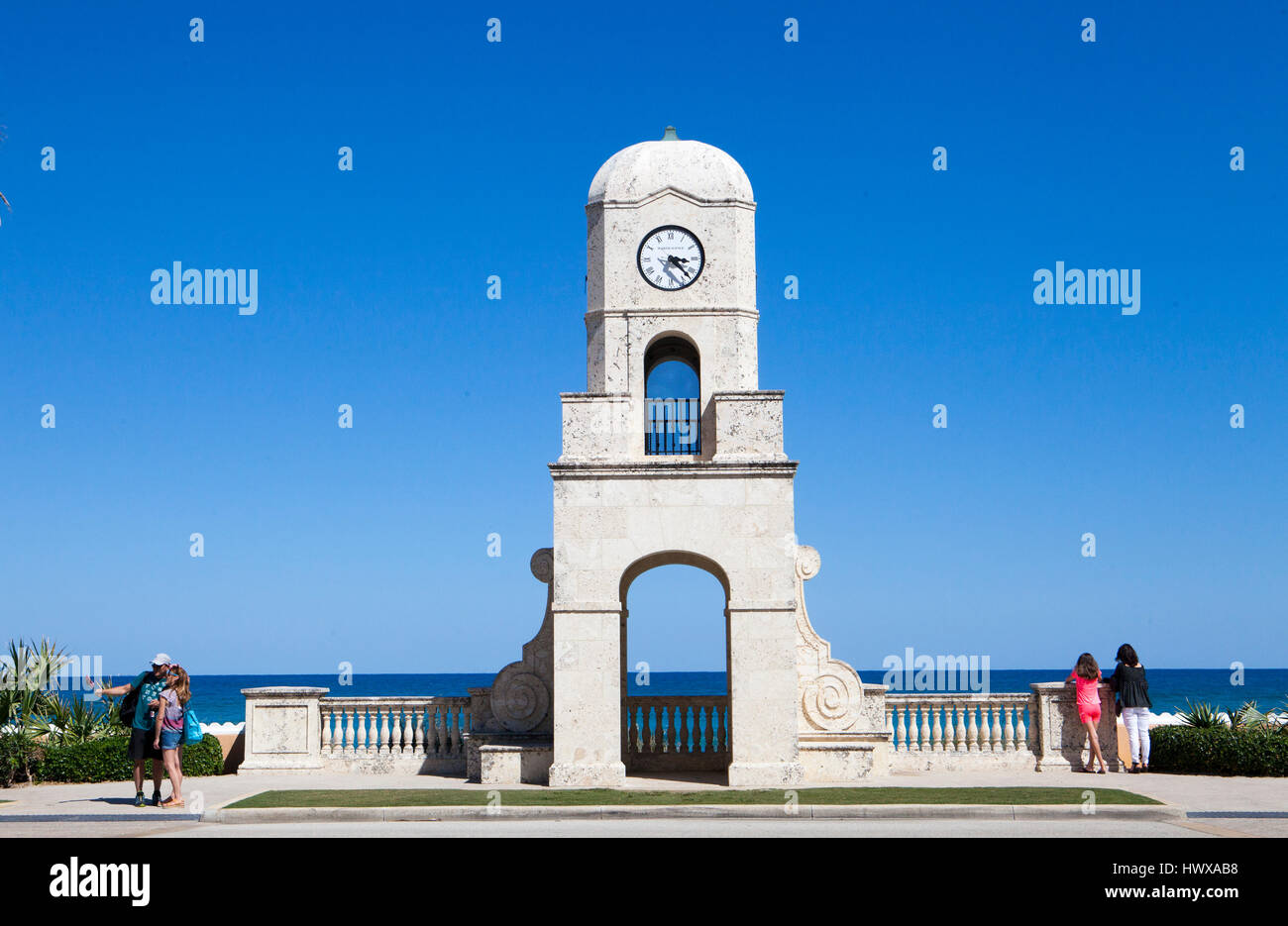 Wert Avenue in Palm Beach gehört zu den führenden gehobenen Einkaufsstraßen der Welt. Worth Avenue zu unterscheiden sind kleiner, architektonisch Sig Stockfoto