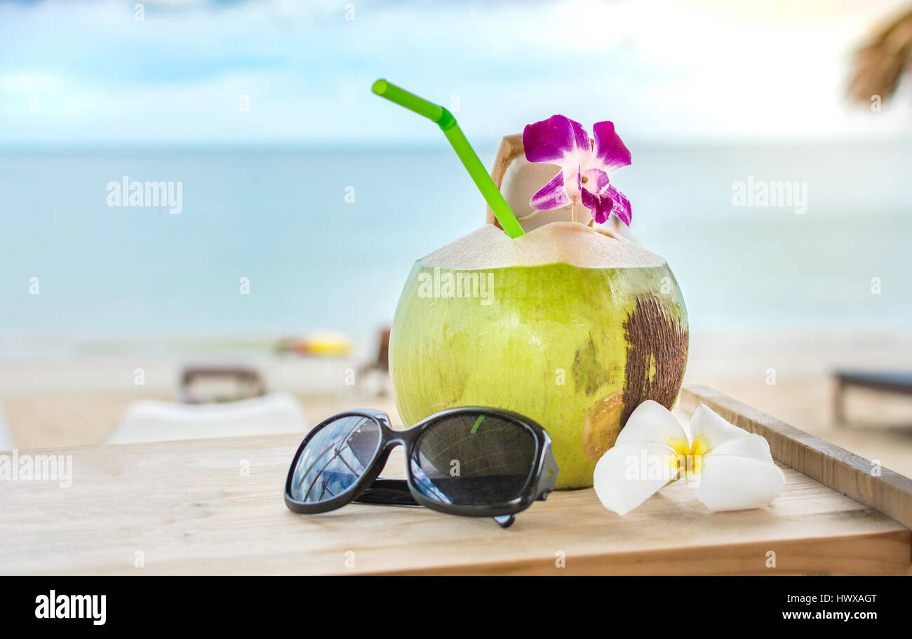 Frische Kokosnuss im tropical Beach Resort in Thailand Stockfoto