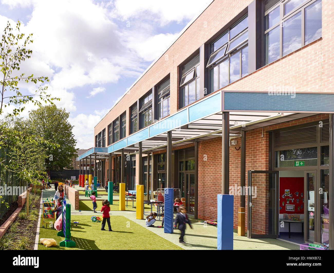 Spielplatz im Einsatz. Wembley High Technology College primäre, North Wembley, Vereinigtes Königreich. Architekt: Curl la Tourelle Architekten, 2016. Stockfoto