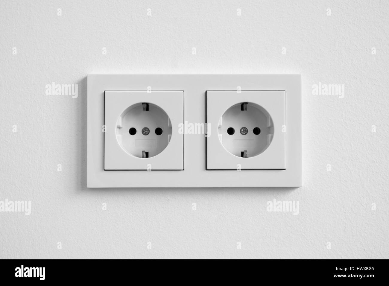 weiße Doppelsteckdose an Wand - Stecker Stockfoto