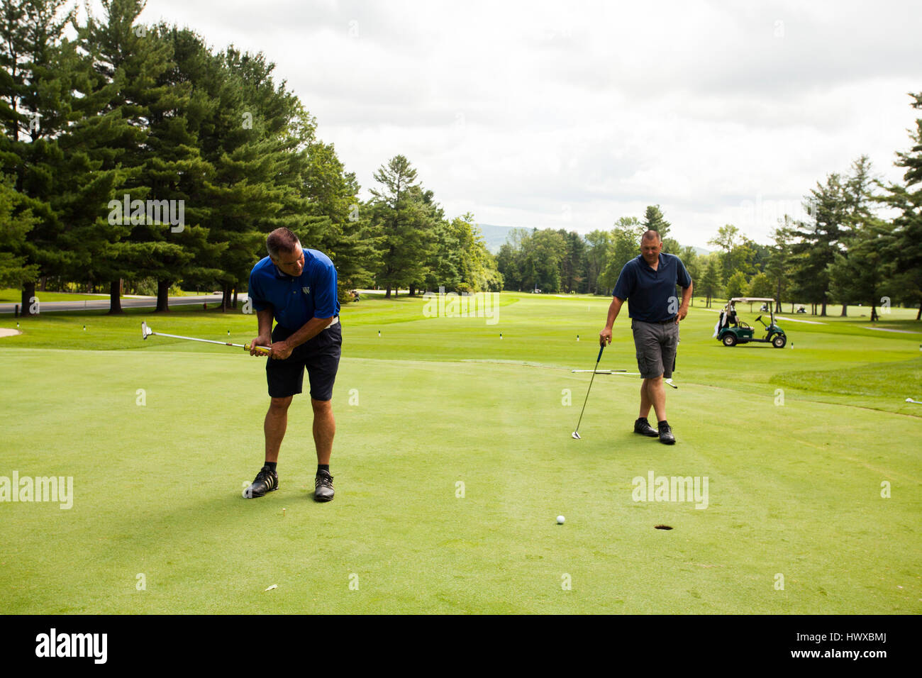 Ein sonniger Tag für Golf im Country club Stockfoto