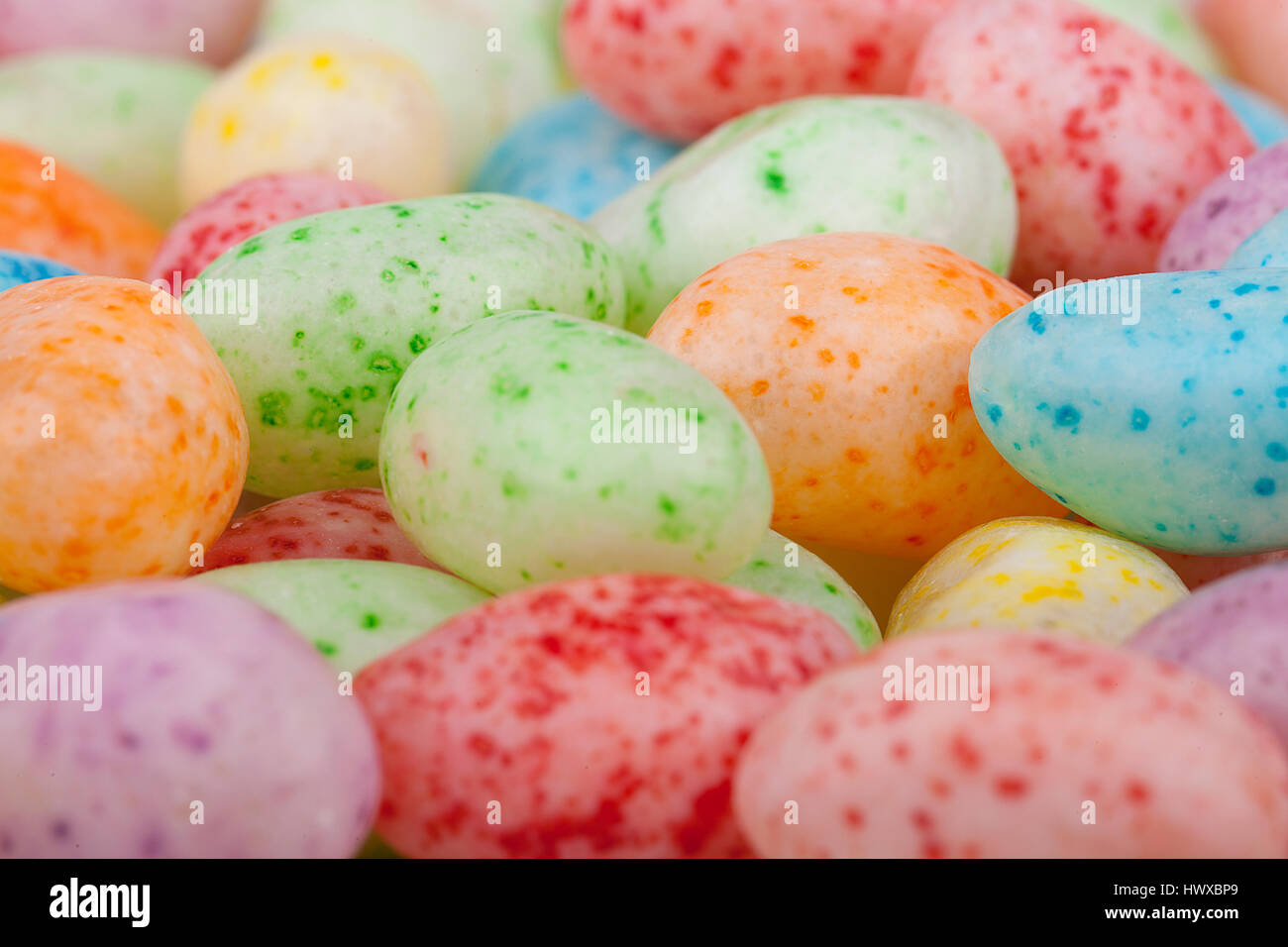 Nahaufnahme von bunten Ostereiern. Ostern-Gummibärchen. Stockfoto