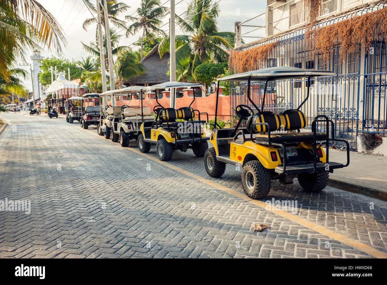Golfautos auf der Straße von Isla Mujeres in Mexiko Stockfoto