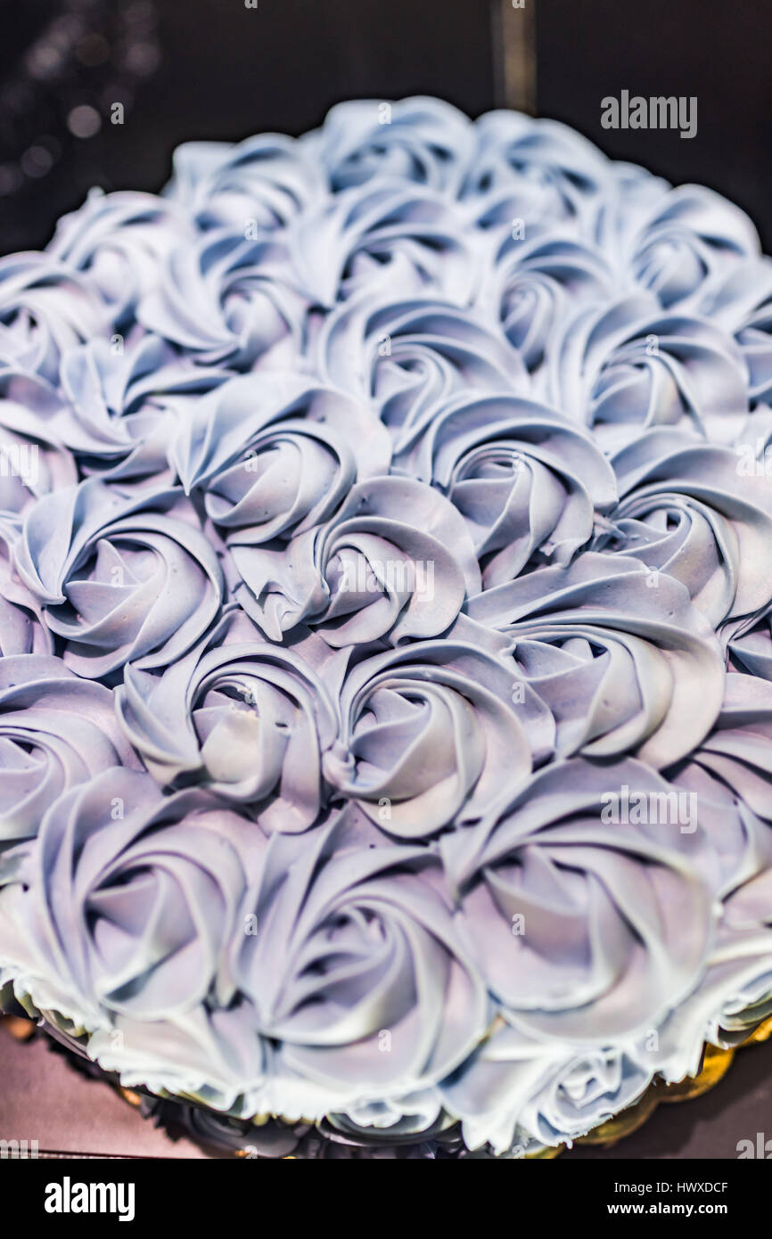 Lavendel rose Pipe Zuckerguss iced großen Kuchen auf dem Display in Bäckerei Stockfoto