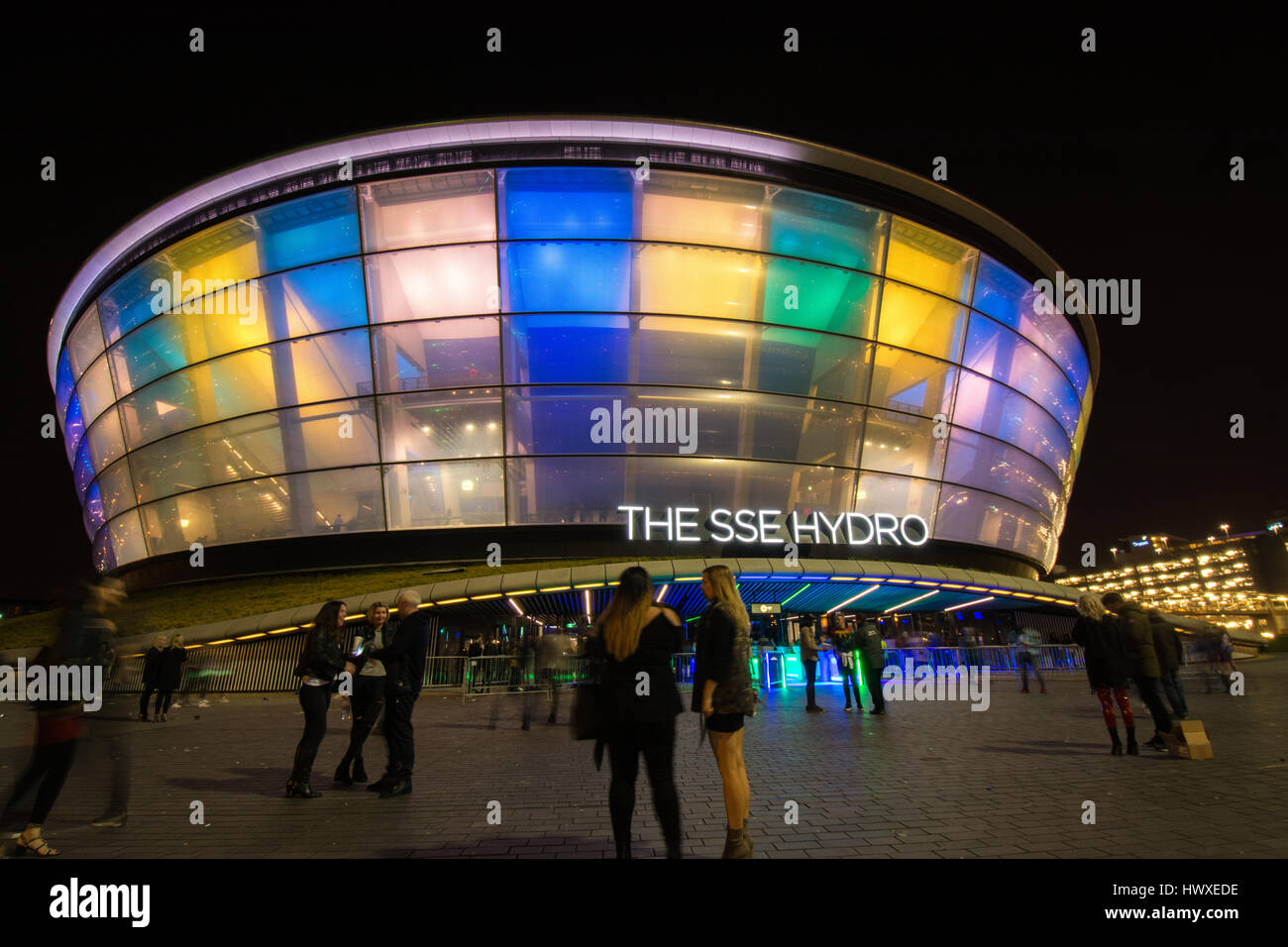 Die SSE Hydro auf die schottische Veranstaltung Campus - SEC - Glasgow, Schottland, UK in der Nacht - Menschen draußen Stockfoto