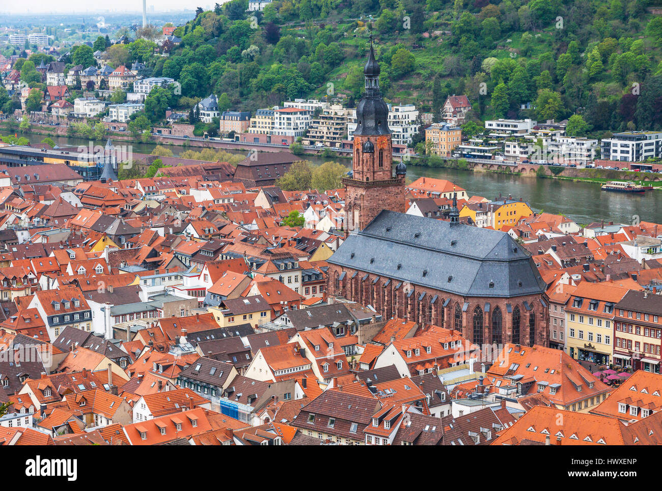 Luftaufnahme von Heidelberg Stadt, Baden-Wurttemberg Staat, Deutschland. Altstadt (Altstadt) und Kirche des Heiligen Geistes (Heiliggeistkirche) auf ein foregroun Stockfoto