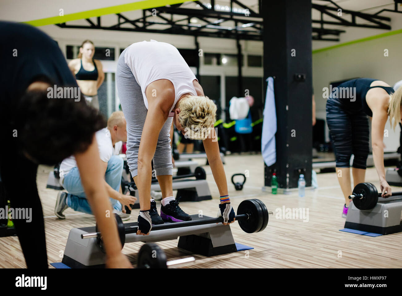 Schritt und Fitness zu Pumpen. Group-Fitness-Workout. Stockfoto