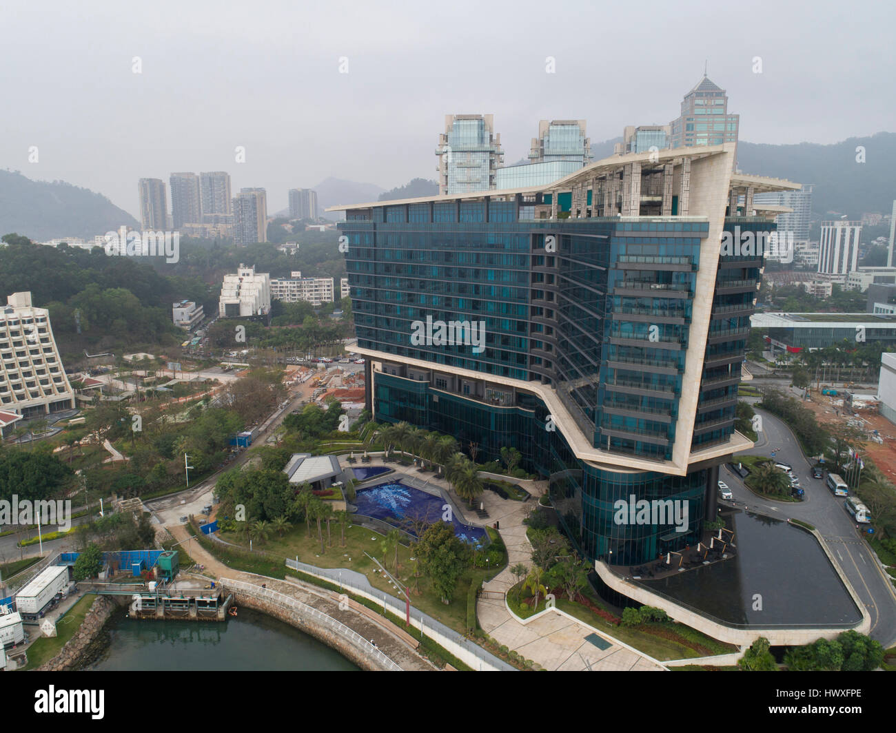Gesamtansicht der Shekou gesehen vom Hafen, darunter Hilton Hotel. Shenzhen, China Stockfoto