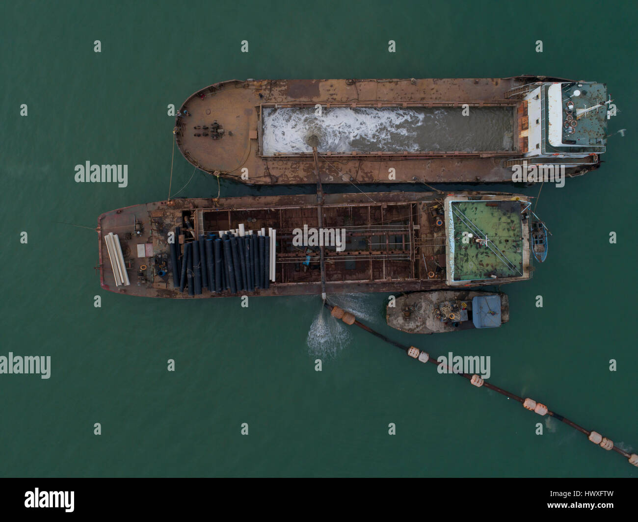Sand, Baggerarbeiten Schiffe im Hafen von Shekou. Shenzhen, China Stockfoto