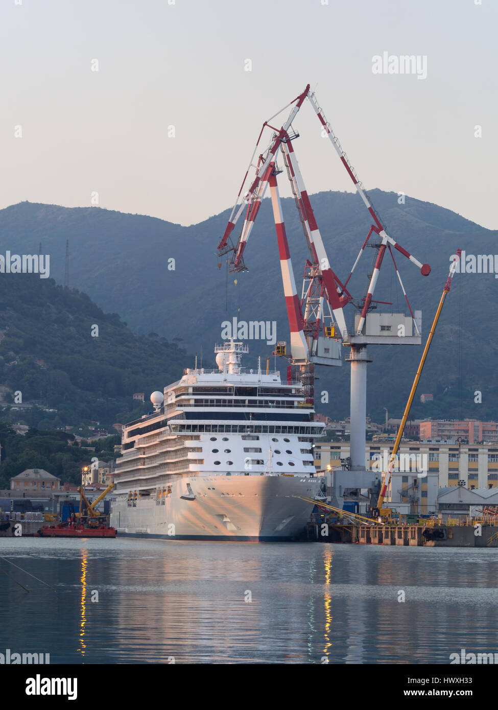 Genua, Italien   1. Juli 2016: Kreuzfahrtschiff festgemacht an einem Dock der Werft mit Großkrane Stockfoto